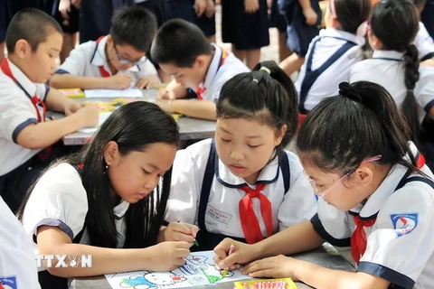 Các học sinh tham gia vẽ tranh tại Ngày hội đội viên “Em yêu Tổ quốc Việt Nam”. (Ảnh: An Hiếu/TTXVN)