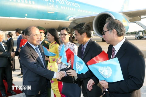 Cán bộ nhân viên Phái đoàn thường trực Việt Nam tại Liên hợp quốc đón Chủ tịch Quốc hội Nguyễn Sinh Hùng tại sân bay. (Ảnh: Nhan Sáng/TTXVN)
