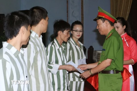 Thượng tướng Lê Quý Vương, Thứ trưởng Bộ Công an trao Quyết định đặc xá cho các phạm nhân tại Trại giam Phú Sơn 4 (Bộ Công an). (Ảnh: Doãn Tấn/TTXVN)
