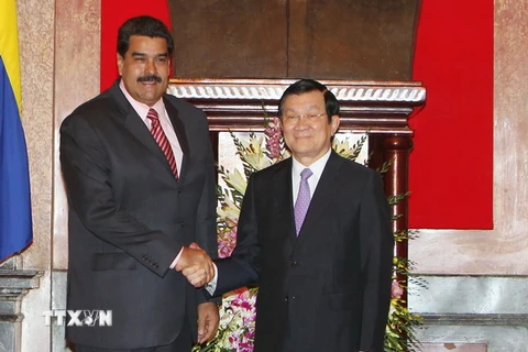 Chủ tịch nước Trương Tấn Sang đón Tổng thống Nicolás Maduro Moros. (Ảnh: Nguyễn Khang/TTXVN)