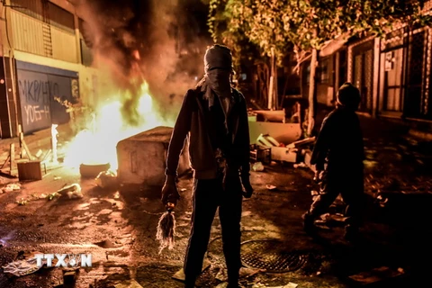 Phiến quân người Kurd ném bom xăng trong cuộc đụng độ với cảnh sát tại quận Gazi, Istanbul ngày 27/8. (Nguồn: AFP/TTXVN)
