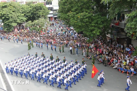 Khối dân quân tự vệ diễu binh, diễu hành đi qua khu vực ngã năm Cửa Nam. (Ảnh: TTXVN)