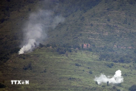 Khói bốc lên sau các vụ đấu pháo giữa lực lượng biên phòng Ấn Độ và Pakistan tại khu vực tranh chấp Kashmir ngày 18/8. (Nguồn: AFP/TTXVN)
