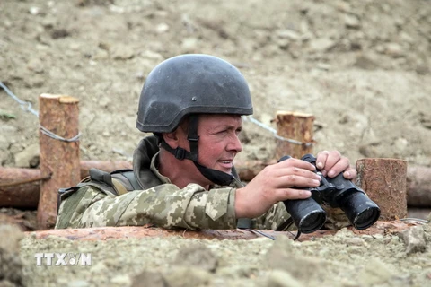 Binh sỹ Ukraine gác tại chốt quân sự ở Popasna, vùng Donetsk ngày 18/8. (Nguồn: AFP/TTXVN)