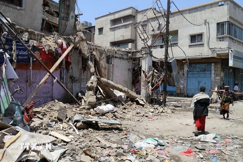 Cảnh đổ nát sau các cuộc giao tranh giữa quân đội chính phủ Yemen và phiến quân tại Taez ngày 24/8. (Nguồn: AFP/TTXVN)