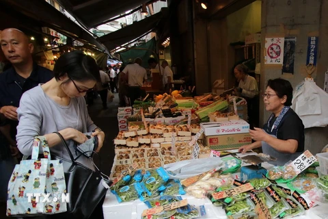 Người dân Nhật Bản mua sắm tại một khu phố thương mại ở thủ đô Tokyo ngày 28/8. (Nguồn: AFP/TTXVN)