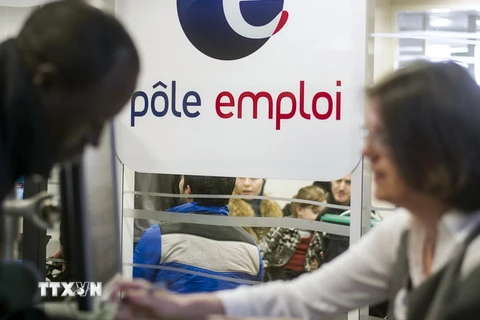 Người tìm việc tại hội chợ việc làm do cơ quan phụ trách việc làm quốc gia tổ chức tại Pantin, phía bắc ngoại ô thủ đô Paris. (Nguồn: AFP-TTXVN)