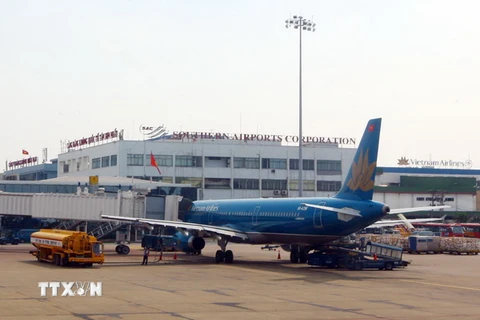 Vận chuyển hàng hóa lên máy bay của Vietnam Airline tại Cảng Hàng không Tân Sơn Nhất (TP Hồ Chí Minh). (Ảnh: Huy Hùng/TTXVN)
