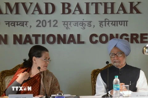 Chủ tịch Đảng Quốc Đại Ấn Độ Sonia Gandhi (trái) và Thủ tướng Ấn Độ Manmohan Singh tại hội nghị. (Nguồn: AFP/TTXVN)