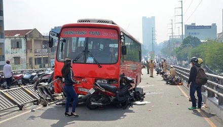 Xe Phương Trang đâm liên tiếp 7 xe máy, ít nhất 8 người bị thương