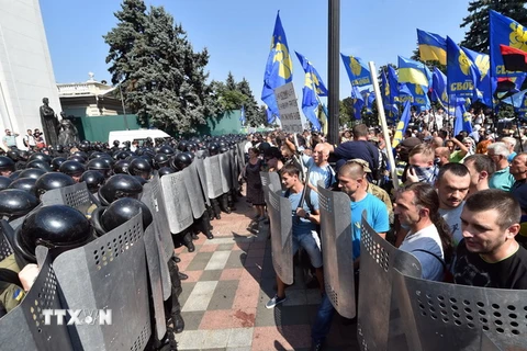 Xung đột giữa người biểu tình và cảnh sát Ukraine tại Kiev ngày 31/8. (Nguồn: AFP/TTXVN)