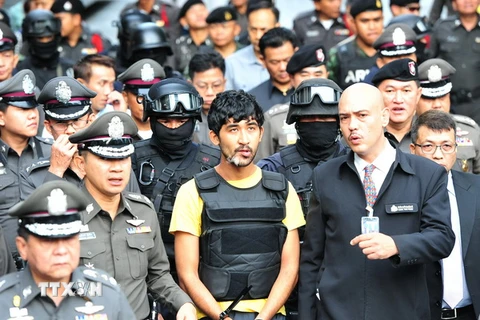Nghi can Yusufu Mieraili (thứ ba, trái, hàng đầu) tái hiện hành vi phạm tội tại hiện trường vụ đánh bom đền Erawan ngày 9/9. (Nguồn: THX/TTXVN)