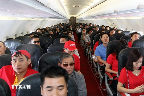 Hành khách trên tàu bay của Vietjet Air. (Ảnh: Huy Hùng/TTXVN)
