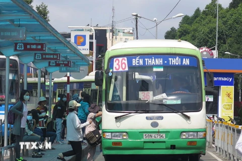 Hành khách đón xe buýt tại Bến Thành (Quận 1). (Ảnh: Hoàng Hải/TTXVN)