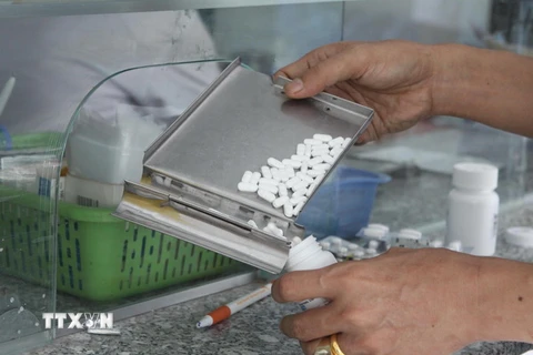 Thuốc ARV được đóng gói để cấp phát cho bệnh nhân tại Trung tâm Y tế cộng đồng quận 8, TP.HCM. (Ảnh: Phương Vy/TTXVN)