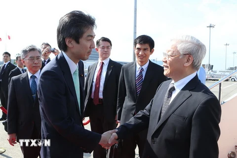 Các quan chức Nhật Bản đón Tổng Bí thư Nguyễn Phú Trọng tại sân bay Haneda. (Ảnh: Trí Dũng/TTXVN)