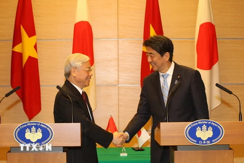 Tổng Bí thư Nguyễn Phú Trọng và Thủ tướng Nhật Bản Shinzo Abe sau khi kết thúc họp báo chung. (Ảnh: Trí Dũng/TTXVN)
