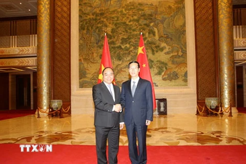 Phó Thủ tướng Trung Quốc Trương Cao Lệ đón Phó Thủ tướng Nguyễn Xuân Phúc. (Ảnh: Yến Kiên/TTXVN)