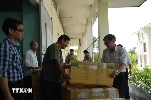 Công an tỉnh Quảng Nam trao trả cổ vật cho ông Nguyễn Mười. (Ảnh: Đoàn Hữu Trung/TTXVN)