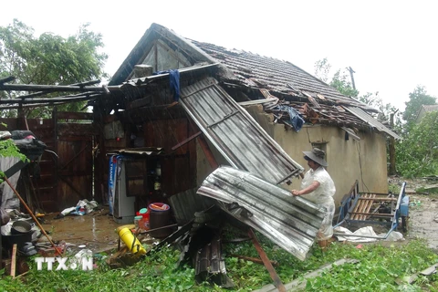 Hậu quả trận lốc xoáy tại thị trấn Nông Trường Việt Trung (huyện Bố Trạch, Quảng Bình). (Ảnh: Đức Thọ/TTXVN)