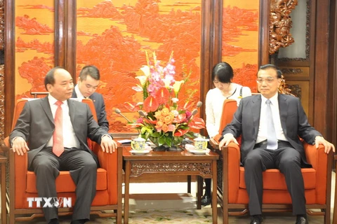 Phó Thủ tướng Nguyễn Xuân Phúc hội kiến Thủ tướng nước Cộng hòa Nhân dân Trung Hoa Lý Khắc Cường. (Ảnh: TTXVN)
