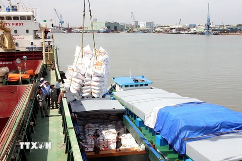 Công ty bốc xếp xuất khẩu gạo tại cảng Công nghiệp tàu thủy (TP.HCM). (Ảnh: Đình Huệ/TTXVN)