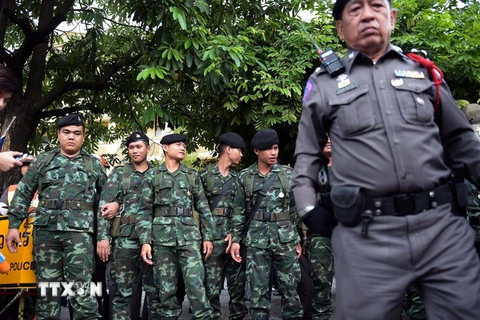 Cảnh sát Thái Lan gác bên ngoài khu chung cư nơi nghi can vụ đánh bom đền Erawan bị bắt giữ. (Nguồn: AFP/TTXVN)