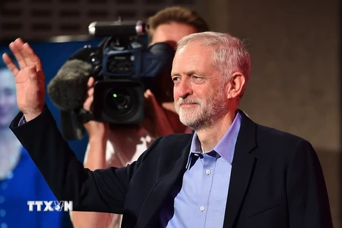 Ông Jeremy Corbyn trước những người ủng hộ sau khi đắc cử Chủ tịch Công đảng Anh tại London ngày 12/9. (Nguồn: AFP/ TTXVN)