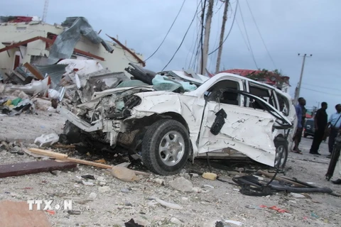 Hiện trường một vụ đánh bom liều chết ở Mogadishu. (Nguồn: THX/TTXVN)