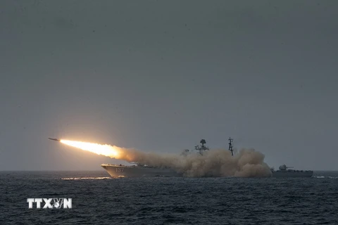 Tên lửa chống tàu phóng đi từ tàu khu trục được trang bị tên lửa dẫn đường "Fuzhou" trong cuộc tập trận trên biển Hoa Đông ngày 27/8. (Nguồn: THX/TTXVN)
