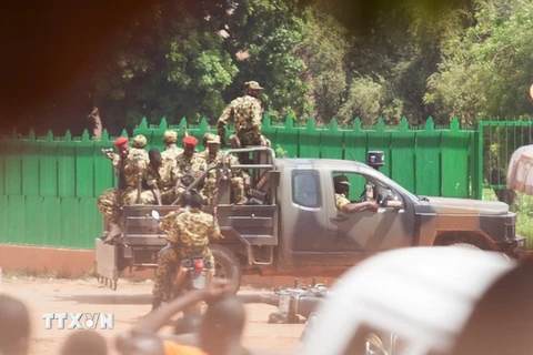 Lực lượng cận vệ Burkina Faso gác tại Ouagadougou ngày 17/9. (Nguồn: Reuter/TTXVN)