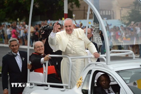 Nhân dân Cuba vui mừng chào đón Giáo hoàng Francis I (giữa) ở thủ đô La Habana ngày 19/9. (Nguồn: AFP/TTXVN)