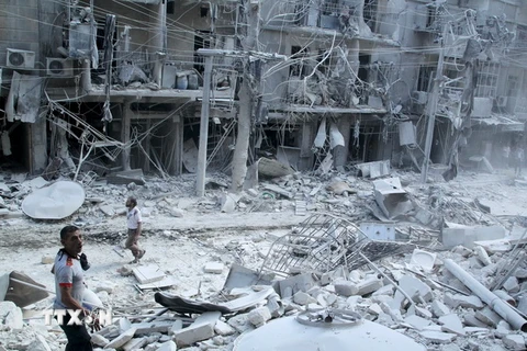 Cảnh đổ nát sau một vụ không kích ở Al-Shaar, Aleppo ngày 17/9. (Nguồn: Reuter/TTXVN)
