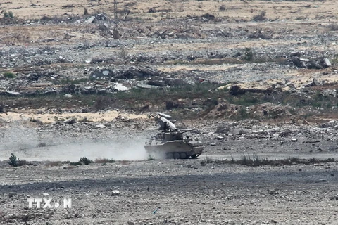 Xe quân sự Ai Cập tuần tra tại khu vực cửa khẩu Rafah, phía nam dải Gaza ngày 2/7. (Nguồn: AFP/TTXVN)