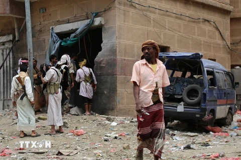 Cảnh đổ nát sau vụ phiến quân Houthi bắn rocket vào một khu chợ đông đúc ở Marib ngày 11/9. (Nguồn: AFP/TTXVN)