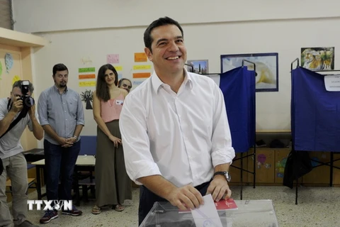 Cựu Thủ tướng Hy Lạp Alexis Tsipras bỏ phiếu tại điểm bầu cử ở thủ đô Athens ngày 20/9. (Nguồn: Reuters/TTXVN)