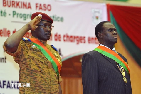 Tổng thống lâm thời Burkina Faso Michel Kafando (phải) và Thủ tướng lâm thời Isaac Zida tại một buổi lễ ở Ouagadougou ngày 21/11/2014. (Nguồn: AFP/TTXVN)