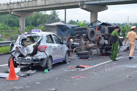 5 ôtô đâm liên hoàn trên đường cao tốc, 4 người thương vong