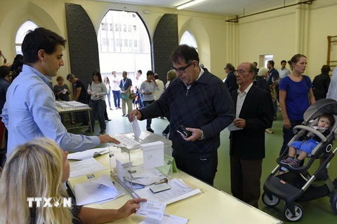 Cử tri Catalonia bỏ phiếu tại một điểm bầu cử ở Barcelona ngày 27/9. (Nguồn: AFP/TTXVN)