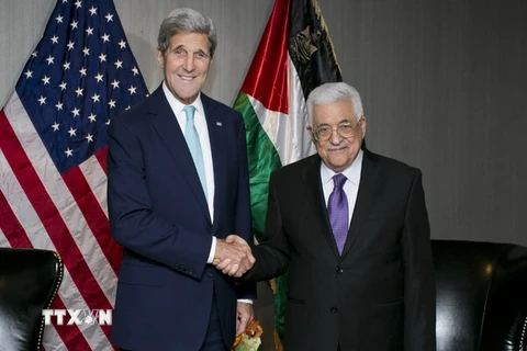 Ngoại trưởng Mỹ John Kerry (trái) có cuộc gặp với Tổng thống Palestine Mamoud Abbas ngày 26/9. (Nguồn: AFP/TTXVN)
