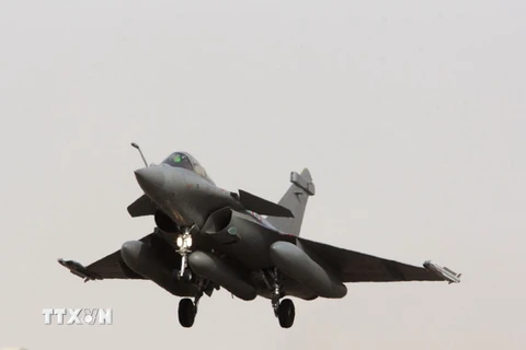 Máy bay chiến đấu Rafale của không quân Pháp cất cánh từ căn cứ ở vùng Vịnh ngày 8/9, tham gia hỗ trợ chiến dịch chống IS của liên quân do Mỹ đứng đầu tại Syria. (Nguồn: AFP/TTXVN)