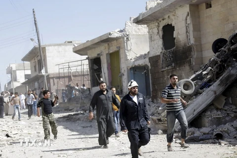 Lực lượng dân phòng tìm kiếm người sống sót sau xung đột tại làng Kafruma, tỉnh Idlib ngày 24/9. (Nguồn: Reuters/TTXVN)