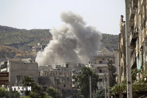 Khói bay lên sau một trận không kích của quân đội chính phủ Syria nhằm vào phiến quân tại thành phố Ariha, tỉnh Idlib ngày 19/9. (Nguồn: Reuters/TTXVN)