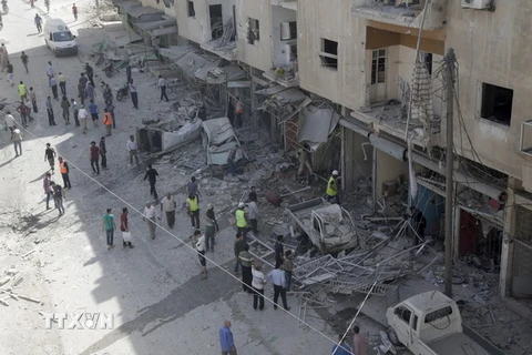 Cảnh đổ nát sau một trận không kích của quân đội chính phủ Syria nhằm vào phiến quân tại thành phố Ariha, tỉnh Idlib ngày 19/9. (Nguồn: Reuters/TTXVN)