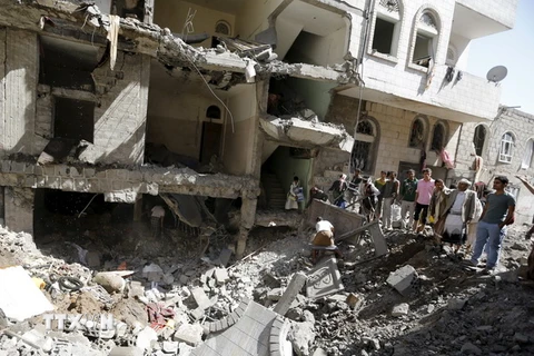 Cảnh đổ nát sau vụ không kích tại thủ đô Sanaa ngày 22/9. (Nguồn: Reuters/TTXVN)