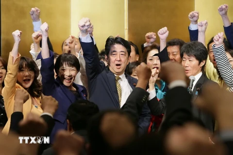 Thủ tướng Nhật Bản Shinzo Abe (giữa) và các nghị sỹ LDP thể hiện quyết tâm tranh cử Chủ tịch LDP ở Tokyo ngày 8/9. (Nguồn: AFP/TTXVN)