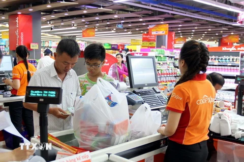 Người tiêu dùng TP.Hồ Chí Minh mua sắm tại Co.opXtra. (Ảnh: Thanh Vũ/TTXVN)