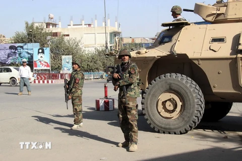 Binh sỹ Afghanistan gác tại một vị trí trong cuộc giao tranh với phiến quân Taliban ở Kunduz ngày 28/9. (Nguồn: Reuters/TTXVN)