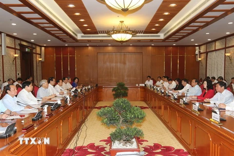 Bộ Chính trị làm việc với Ban Thường vụ Thành ủy Hà Nội (Ảnh: Trí Dũng/TTXVN)