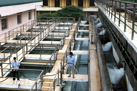 Sản xuất nước sạch ở Công ty kinh doanh nước sạch Hà Nội. (Ảnh : Bùi Tường/TTXVN)